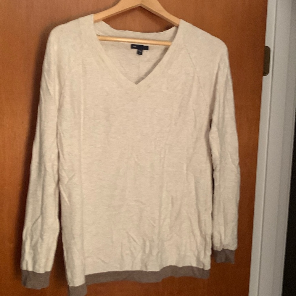 EUC- lightweight v-neck sweater